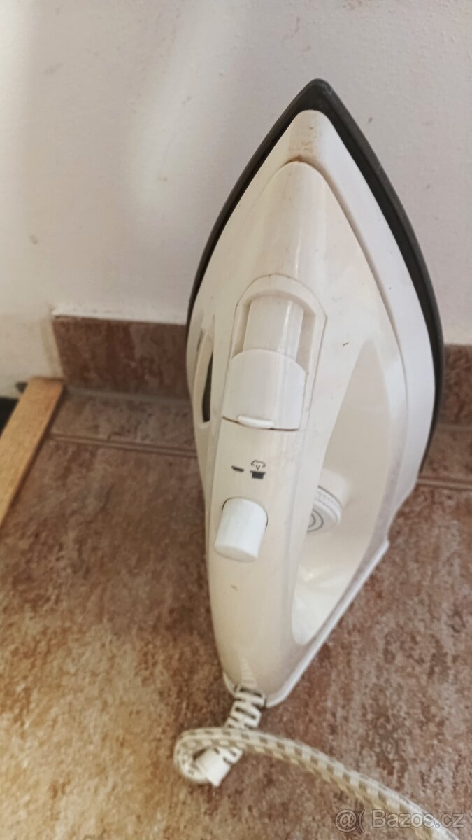 Rádio,ešusy a dortová forma,zapalovače,smalt.hrnce,toal.křes - 3