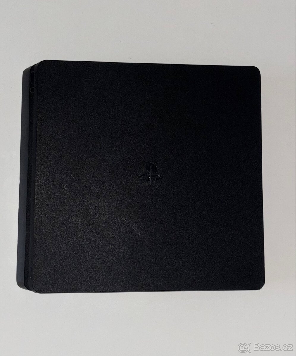 PlayStation 4 (PS4) s ovladačem - 3