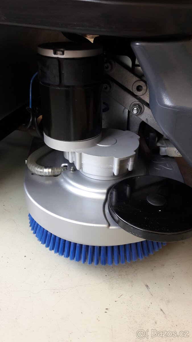 Podlahový mycí stroj Nilfisk BR 652 se sedící obsluhou - 3