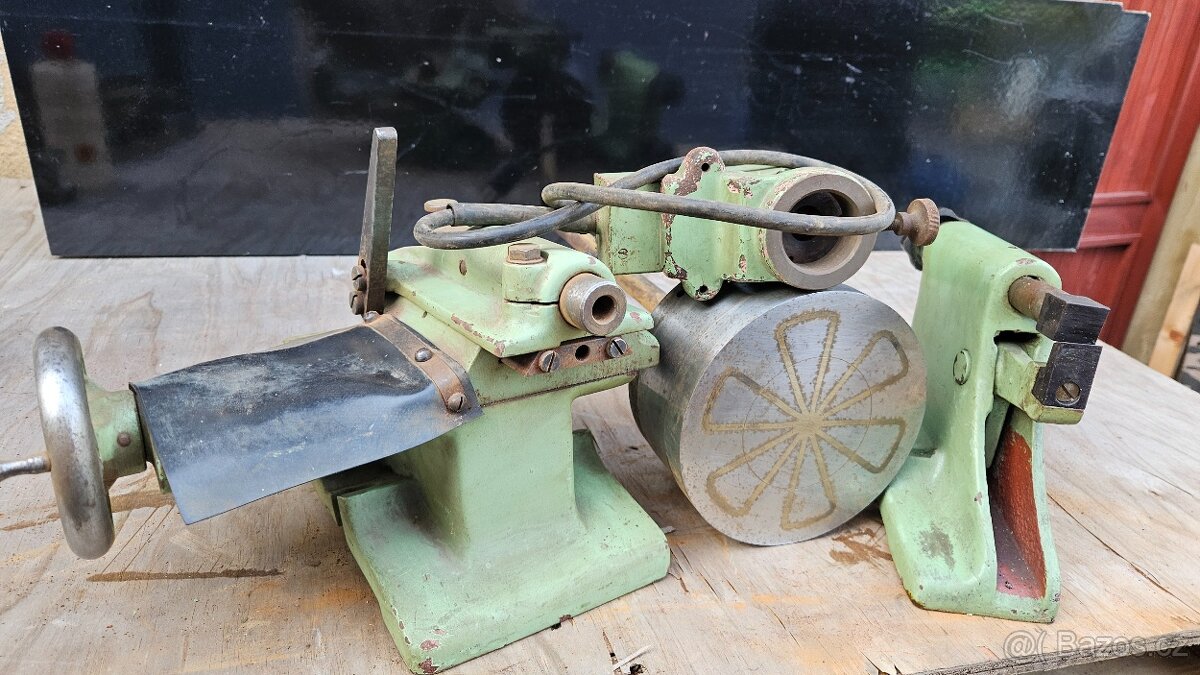 Univerzální hrotová bruska 2UD 500. - 3