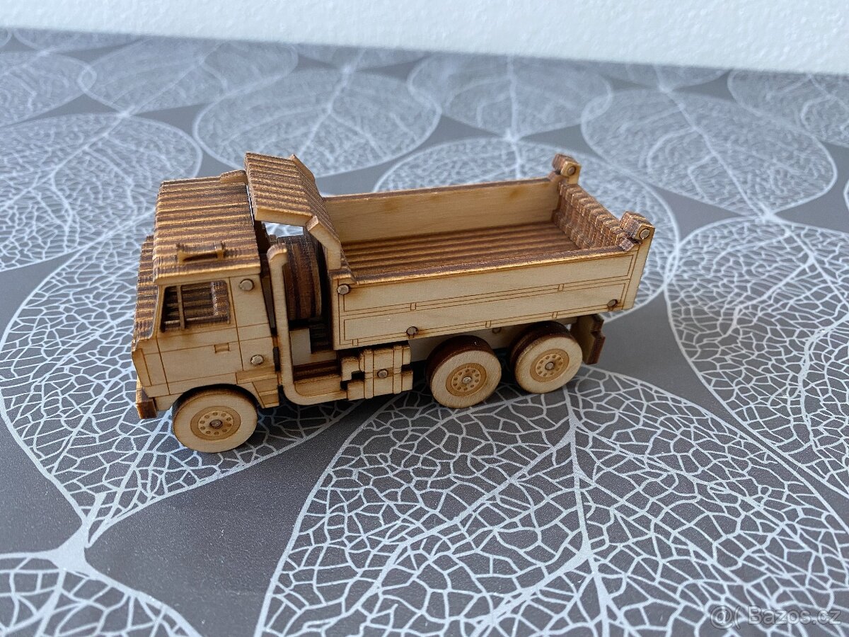 Nový dřevěný model Tatra 815 - 3