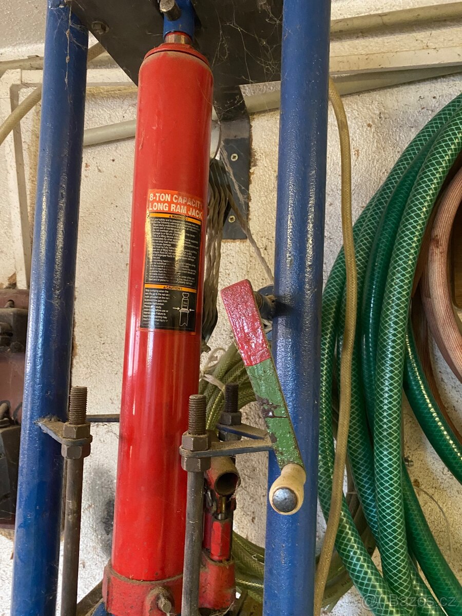 Hydraulický lis na pilino-papírové brigety - 3