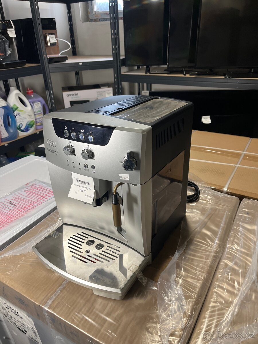 DeLonghi Magnifica stříbrná použitý stav - 3