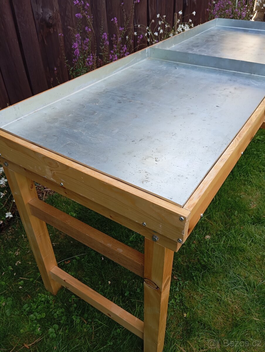 Dřevěné stoly s pěstebními tácy. - 3