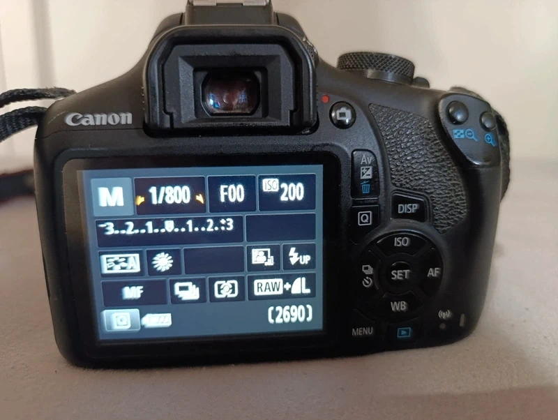 Canon EOS 2000D + EF-S 75-300mm - 3