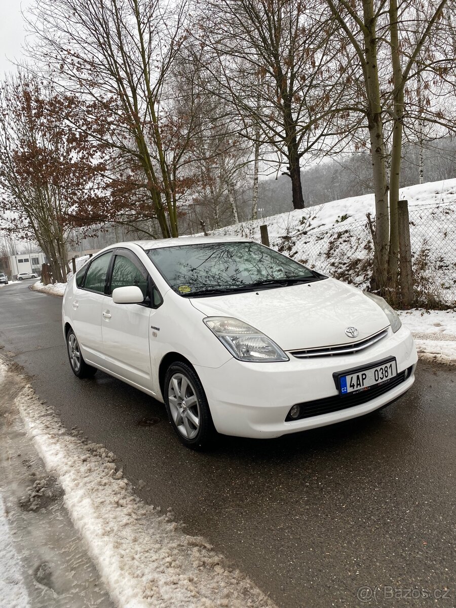 Toyota Prius Hybrid - 3