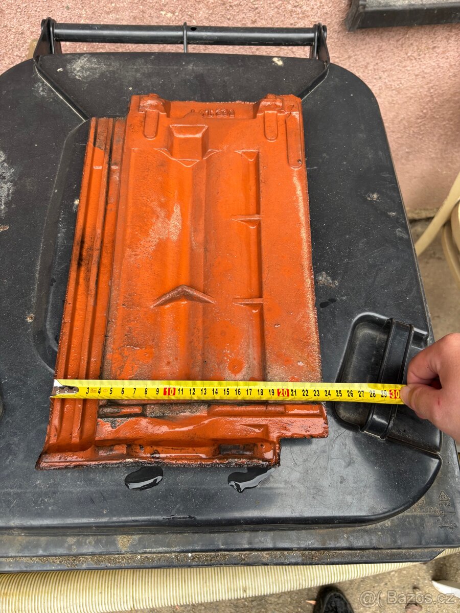 Střešní pálené tašky cca 500ks + hrebenace - 3