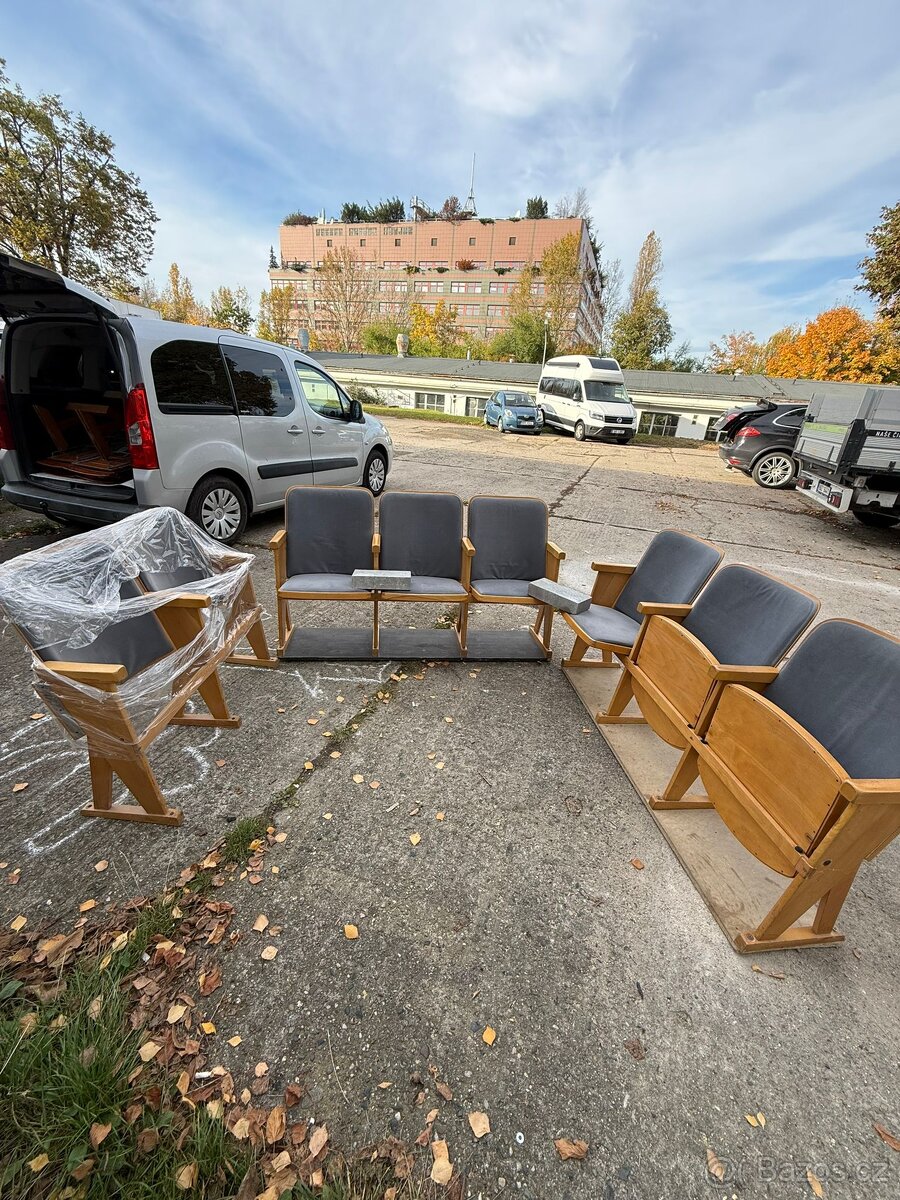 Divadelní / kinosedačky – 8 ks, dřevěné, čalouněné - 3