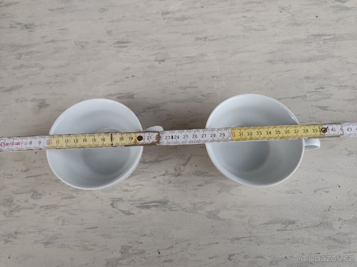 dva šálky s malovanými růžemi - 3