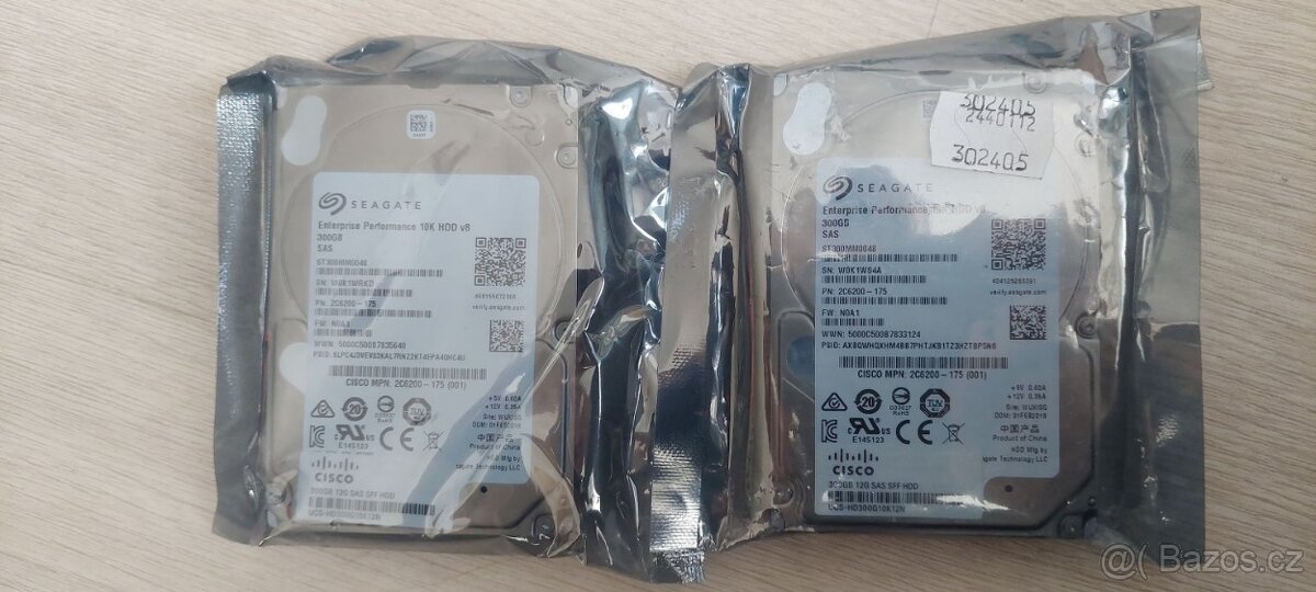 SAS disky Seagate, Fujitsu, HGST 300GB - 3