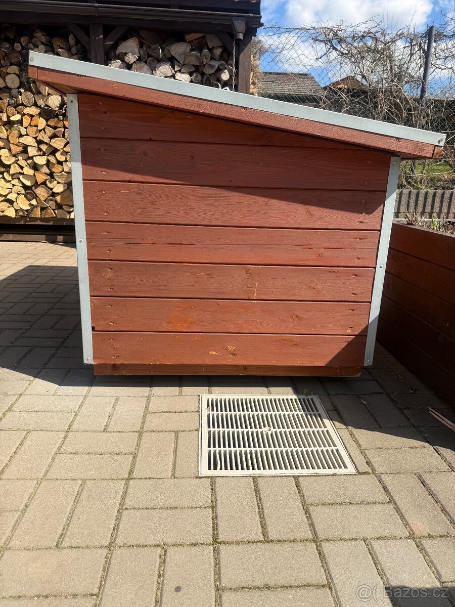 Kvalitní zateplená bouda pro psa – téměř nová, na kolečkách - 3