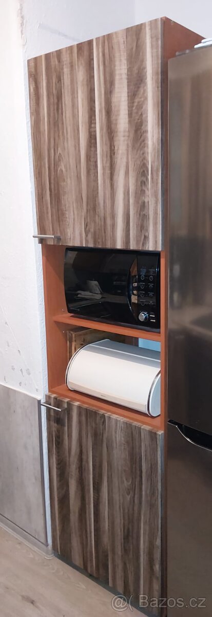 Kuchyňská linka se skříňkami, dřezem a digestoří - 3