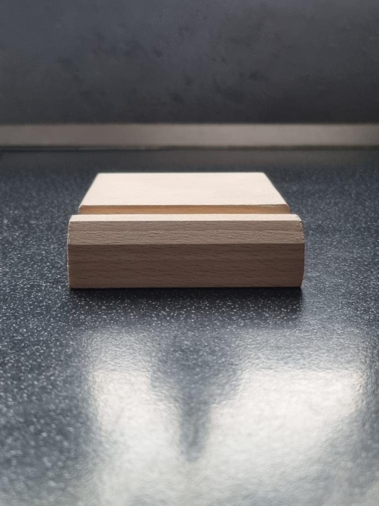 Designový dřevěný držák na telefon - ruční výroba - 3