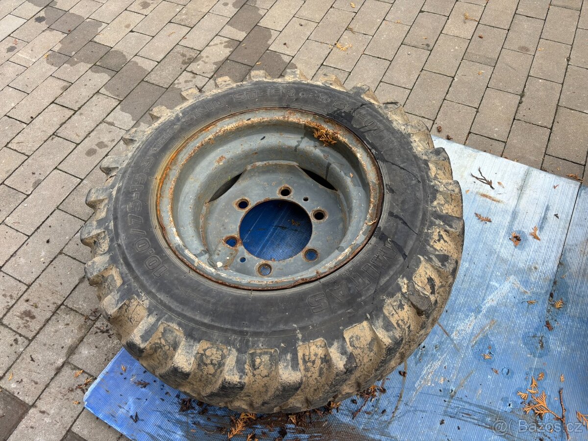 Lžíce UNC a kolo s pneumatikou - 3