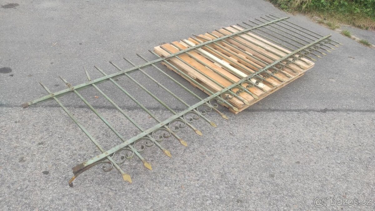 Starý železný plot, plotové dílce, 7,9 bm - 3