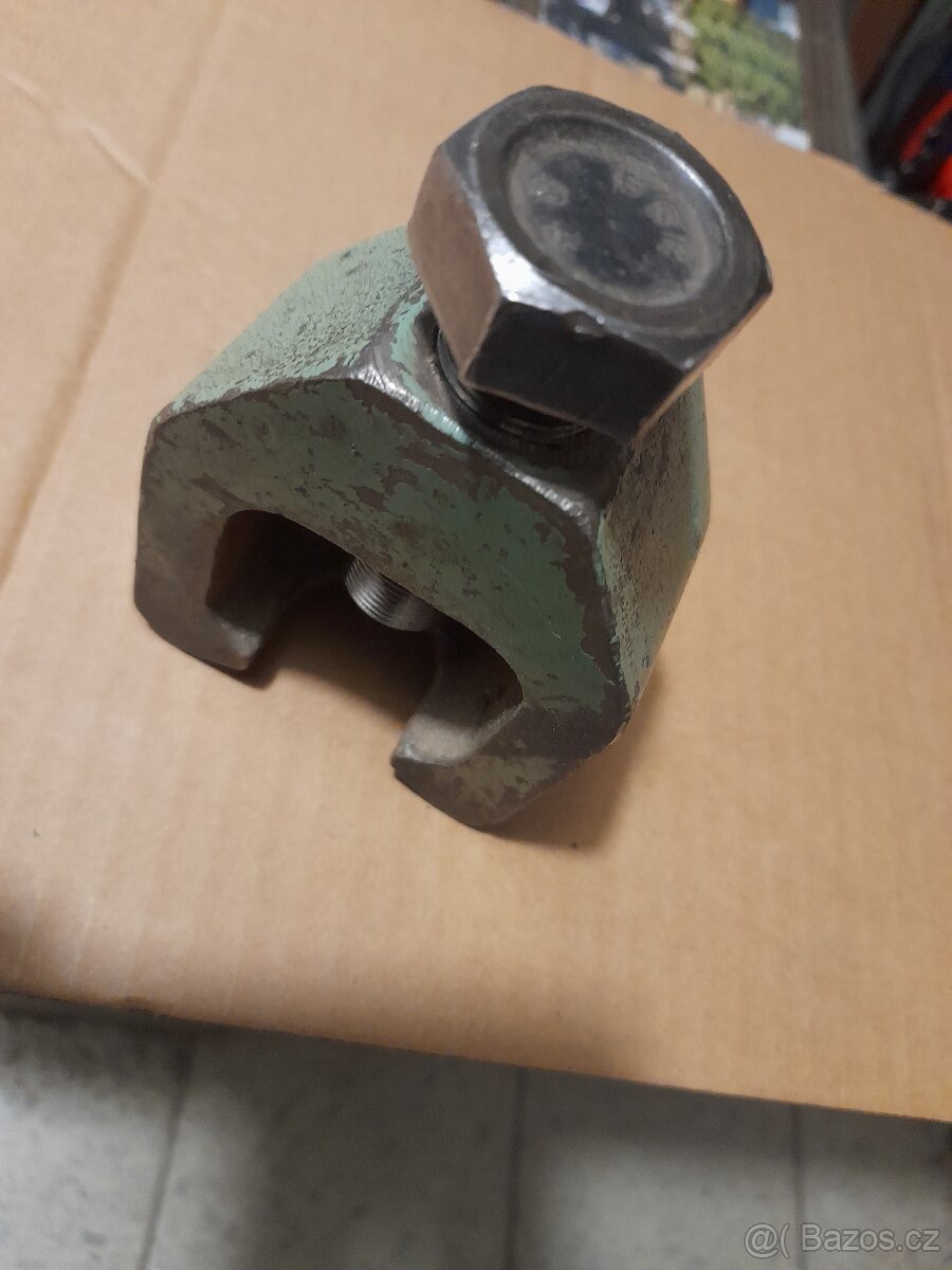 TRABANT TOVÁRNÍ STAHOVÁK KULOVÝCH ČEPŮ. - 3