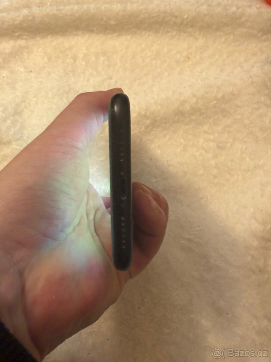 iPhone XR 64 Gb černý - 3