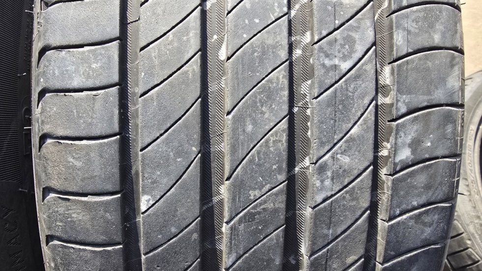 Letní pneu 235/45/18 Michelin - 3