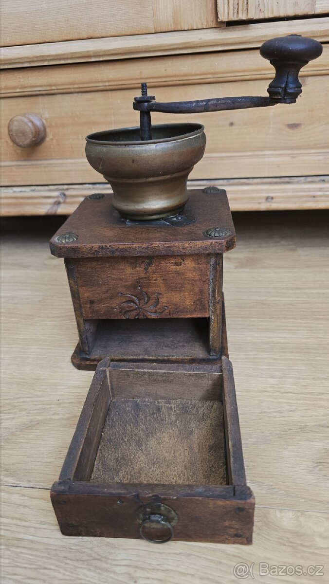 Starý velký mlýnek na kávu - 3