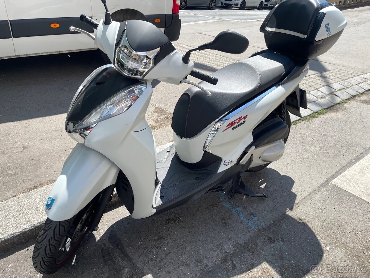 Bílá Honda SH300i - 3