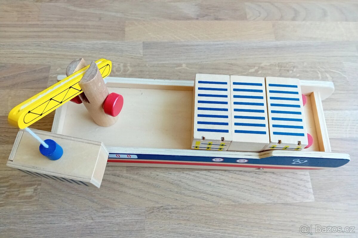 Dřevěná loď, na kolečkách, jeřáb s magnetem, na kontejnerech - 3