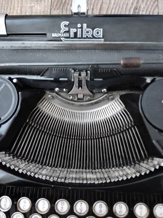 STAROŽITNÝ KUFŘÍKOVÝ PSACÍ STROJ ERIKA 6 A.-G. Vorm. Seidel - 3