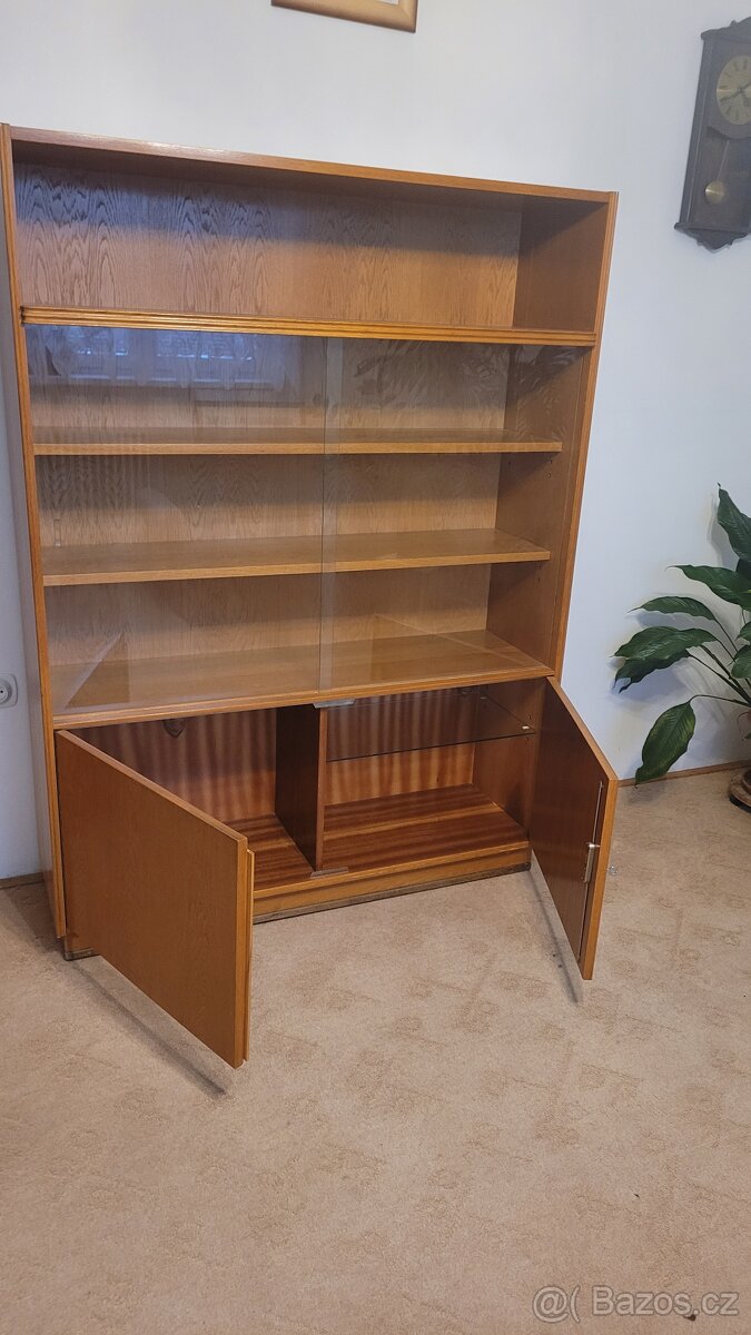 Prosklená retro knihovna - 3