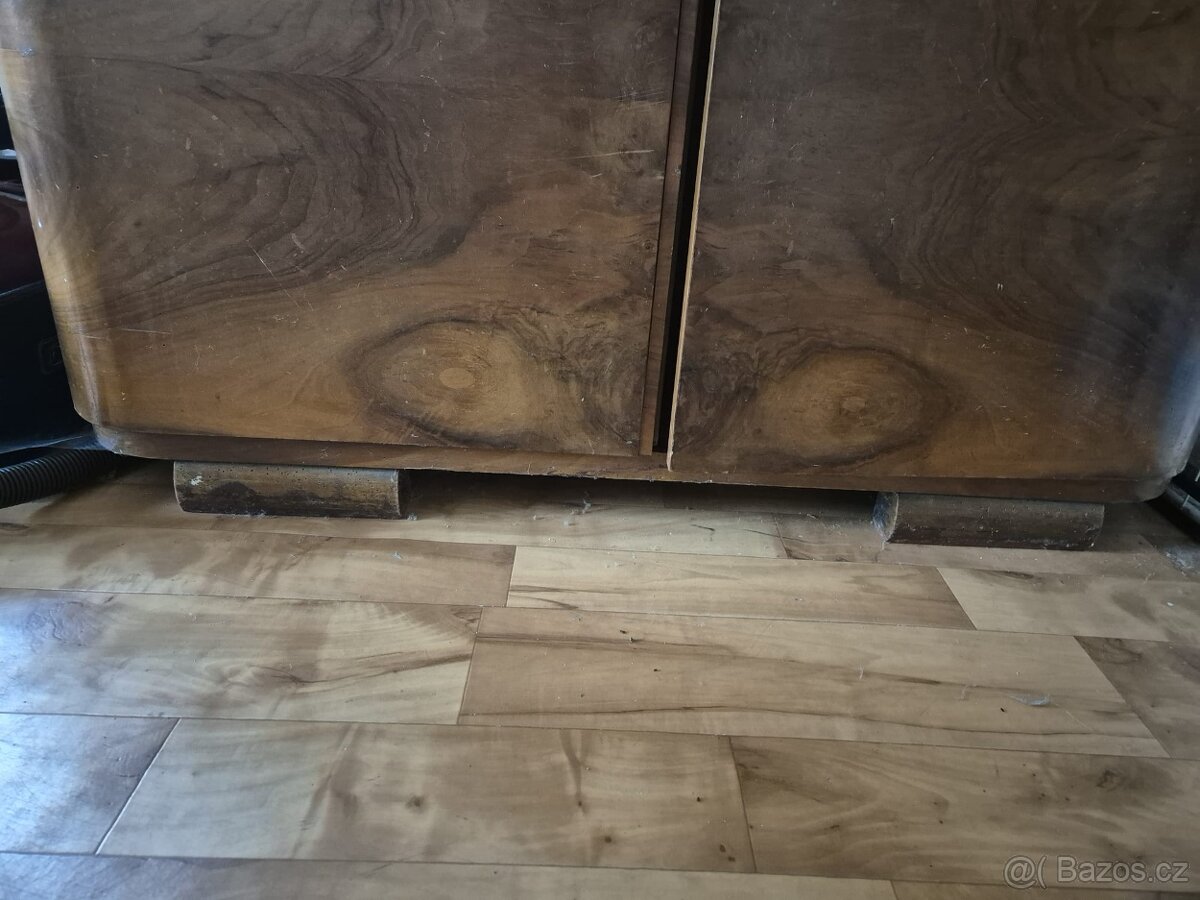 Starožitná lakovaná skříň - 3