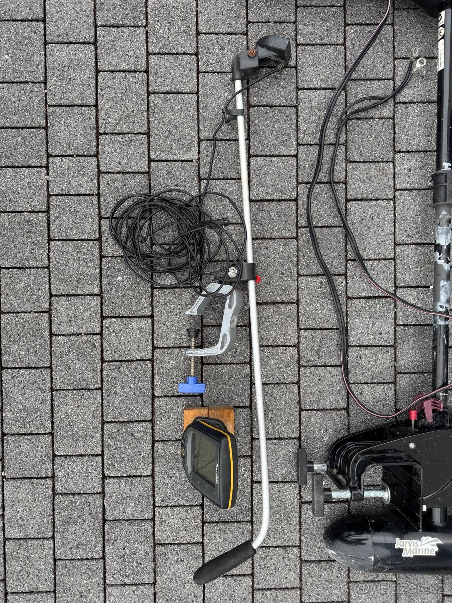 Motor s echolotem a bateriemi - 3