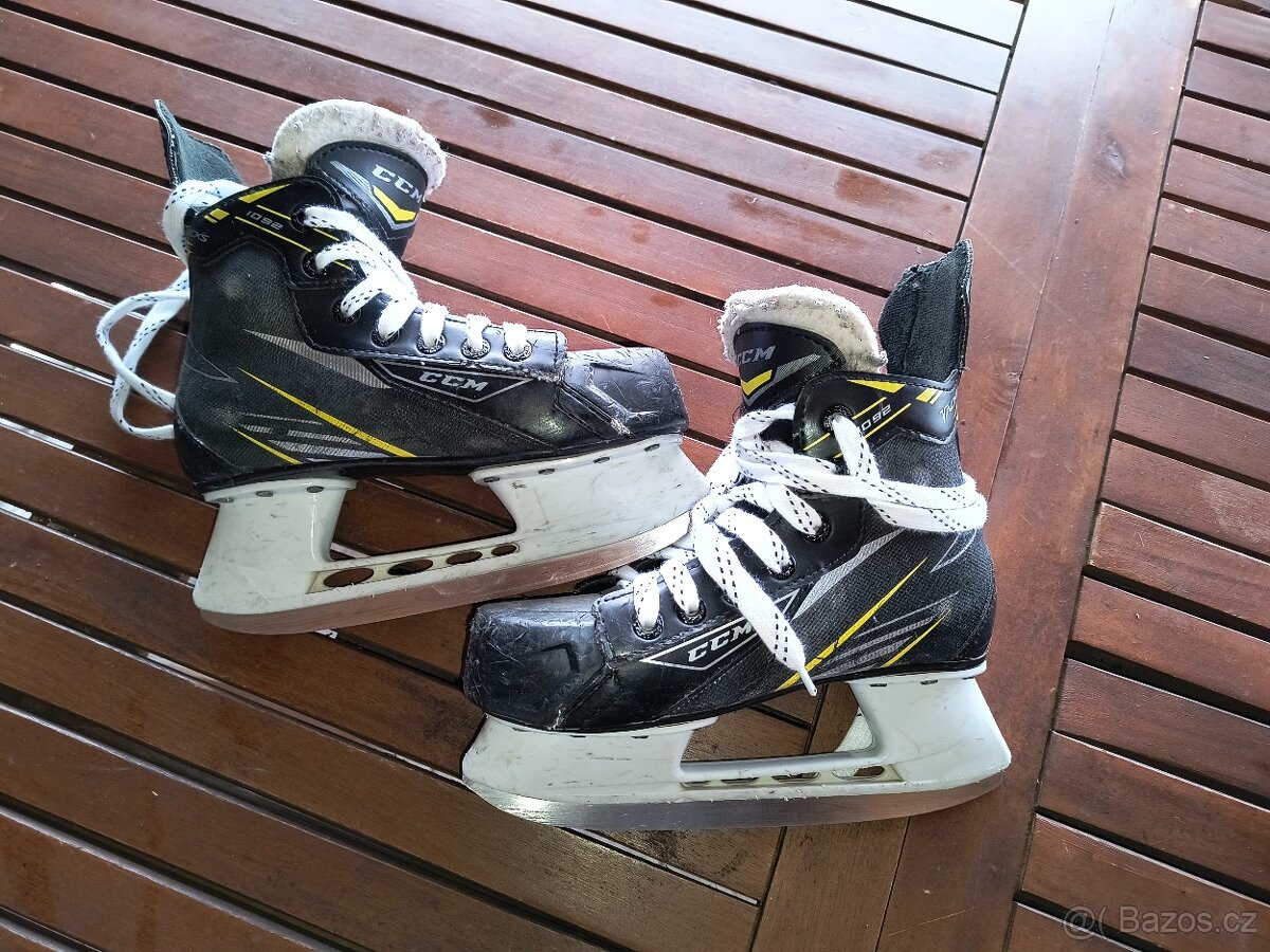 Prodám brusle CCM Tracks 1092, vel.33 - 3