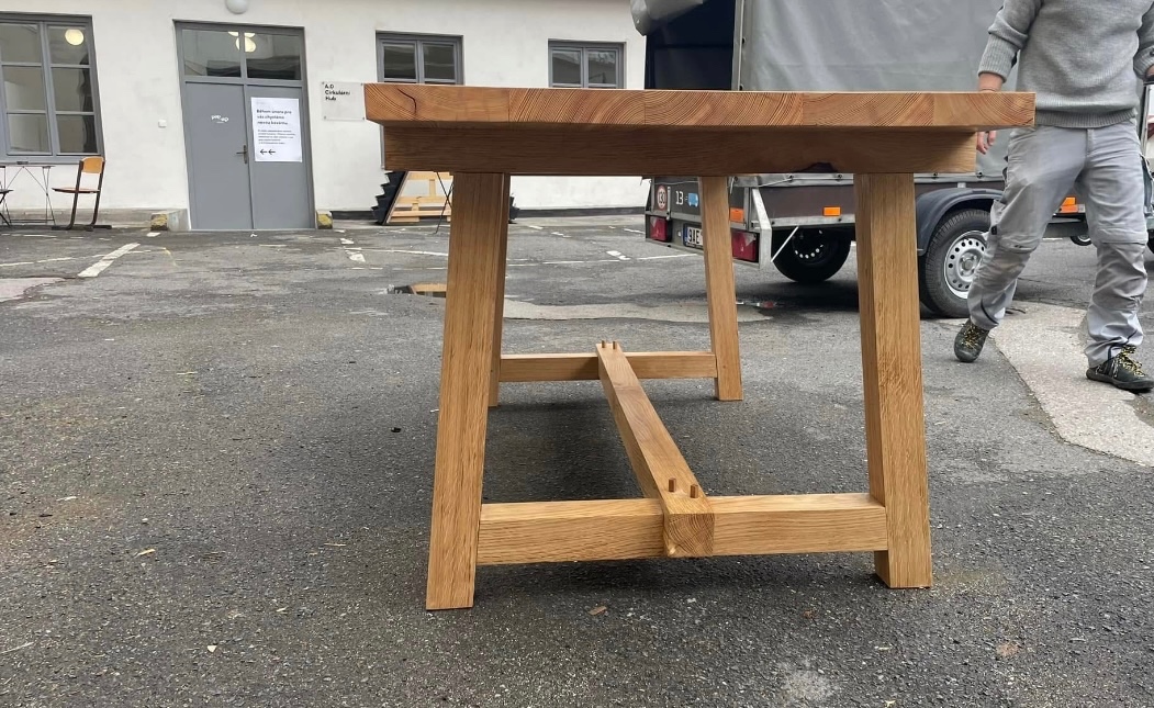 Masivní jídelní stůl - 3