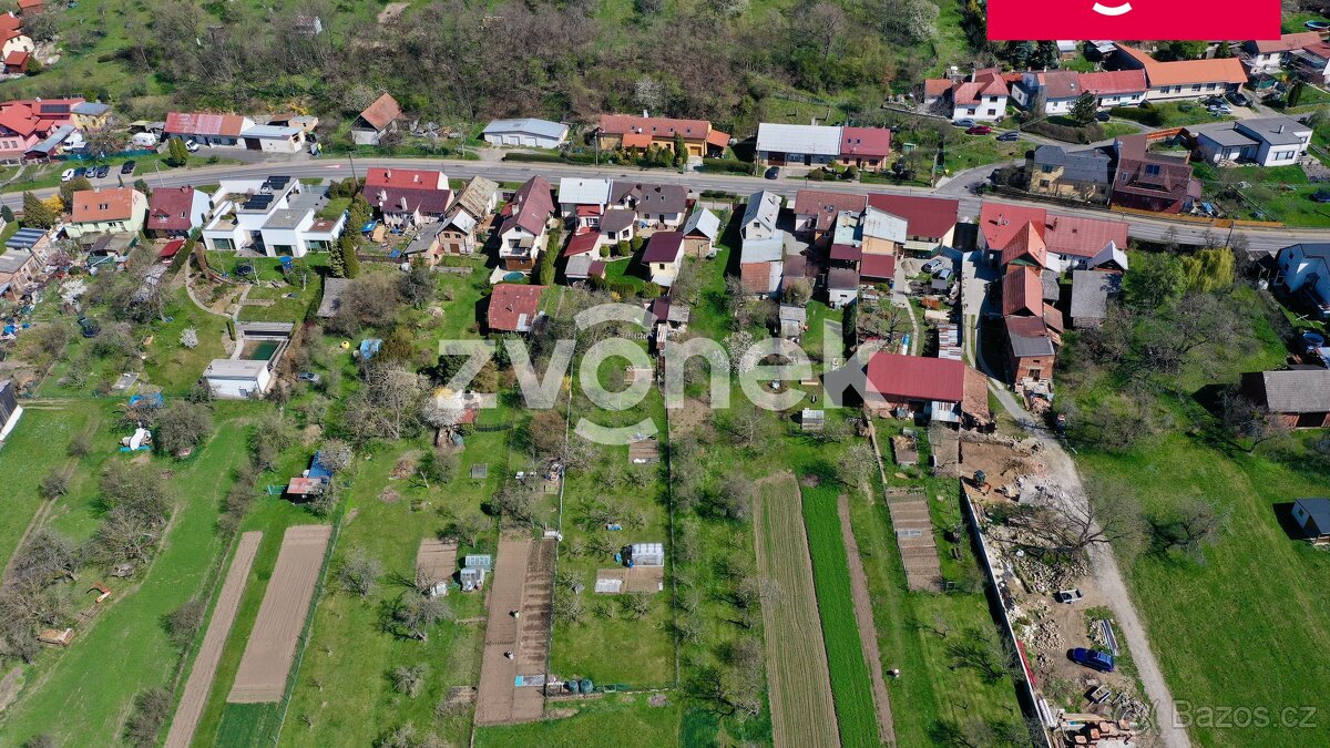 Téměř rovinatý stavební pozemek v příjemném a klidném pro... - 3