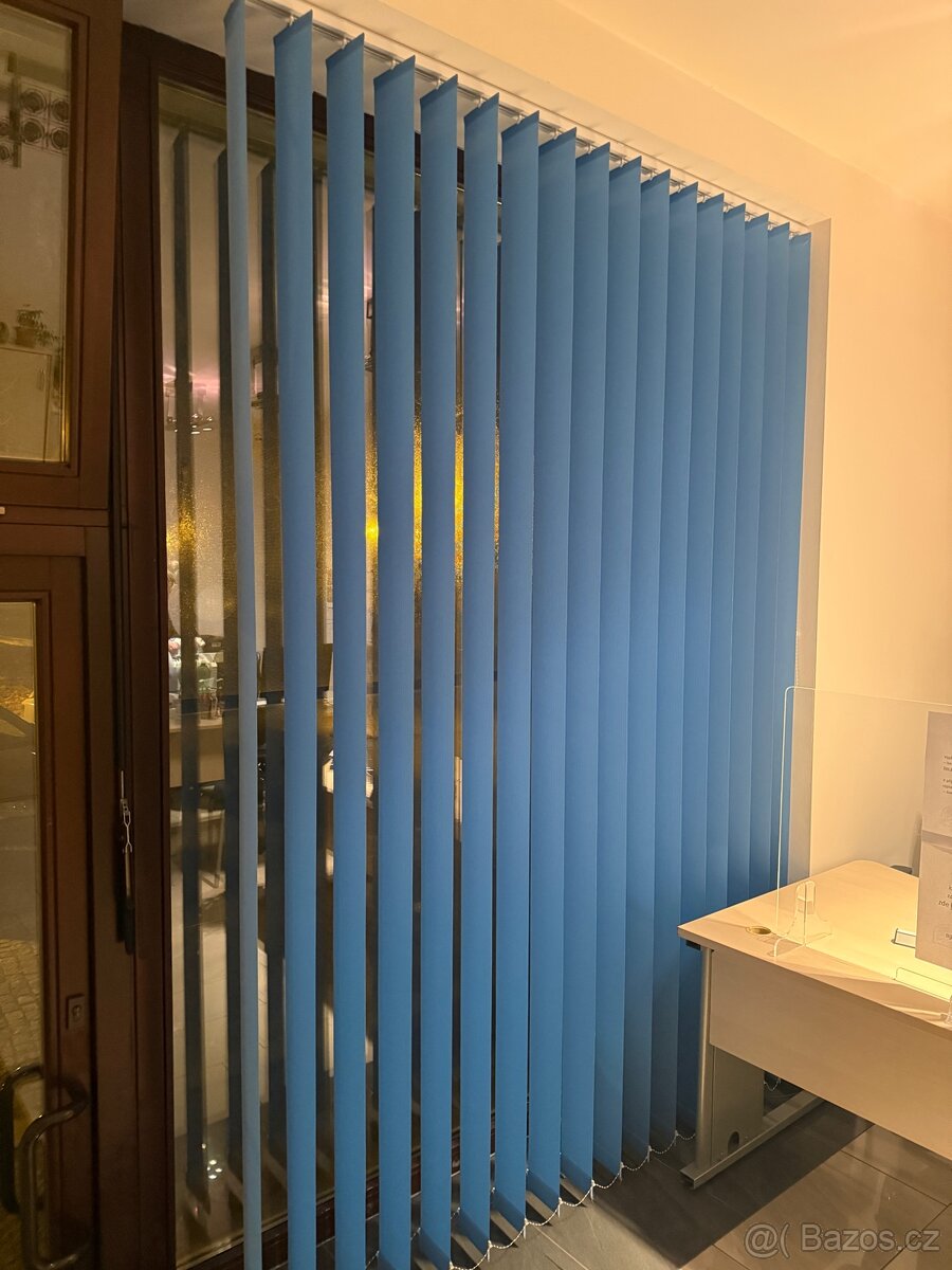 Prodám vertikální žaluzie modré 2 kusy - 3