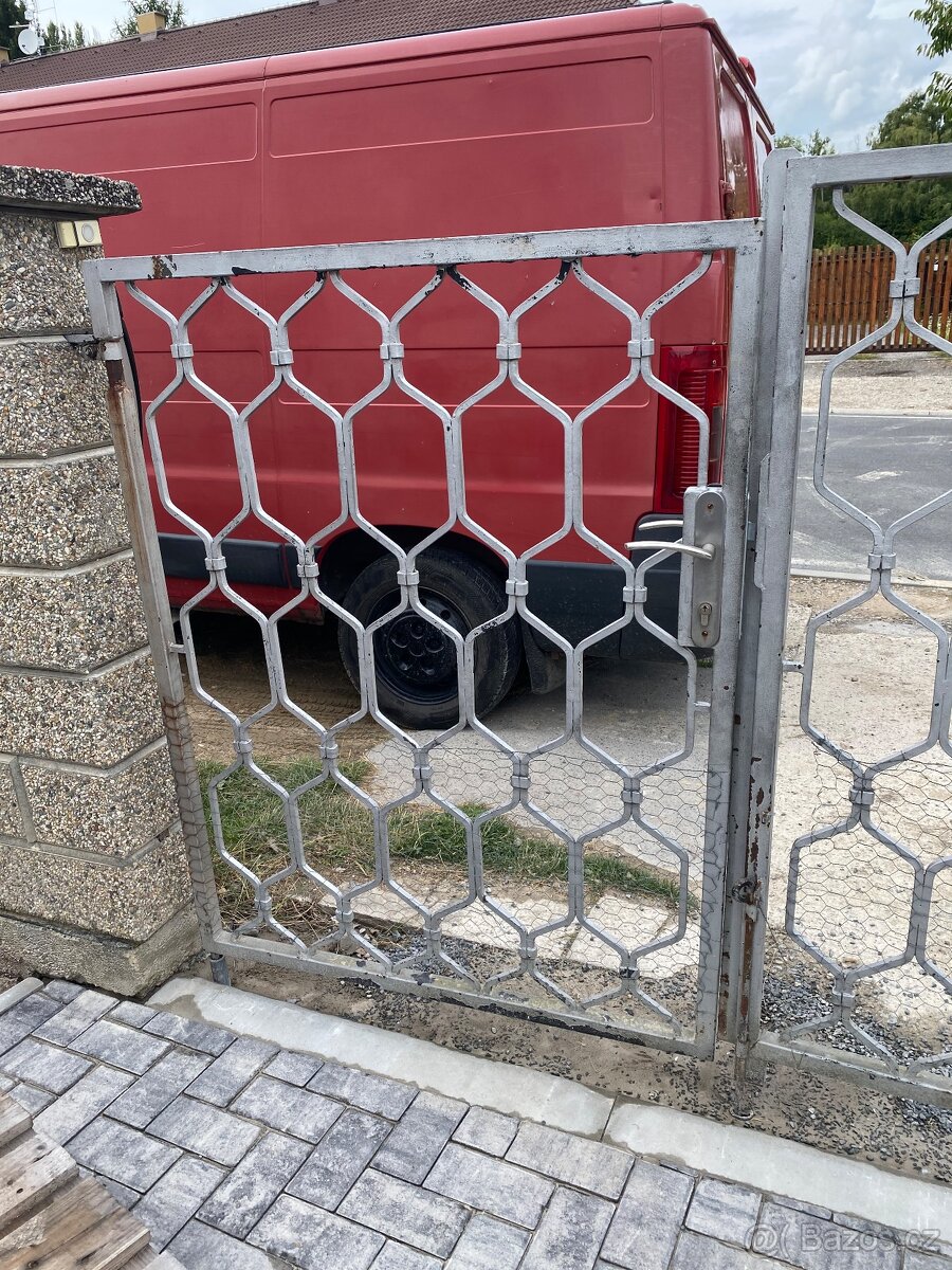 Branka s bránou + plot 4 kusy barva šedá materiál kov - 3