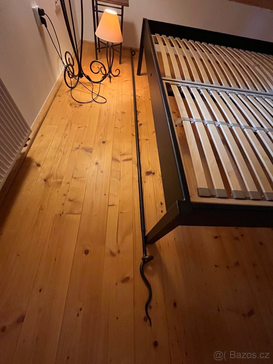 Kovaná postel s doplňky - 3