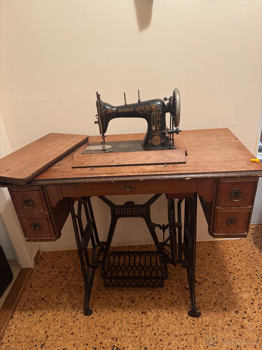 Starožitný šlapací šicí stroj BOBBIN ve stolku - 3