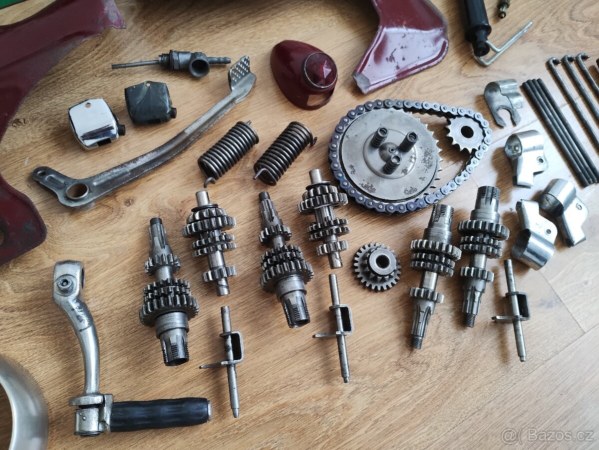 Prodám náhradní díly na motocykl JAWA 550 pařez a jawa 555 - 3