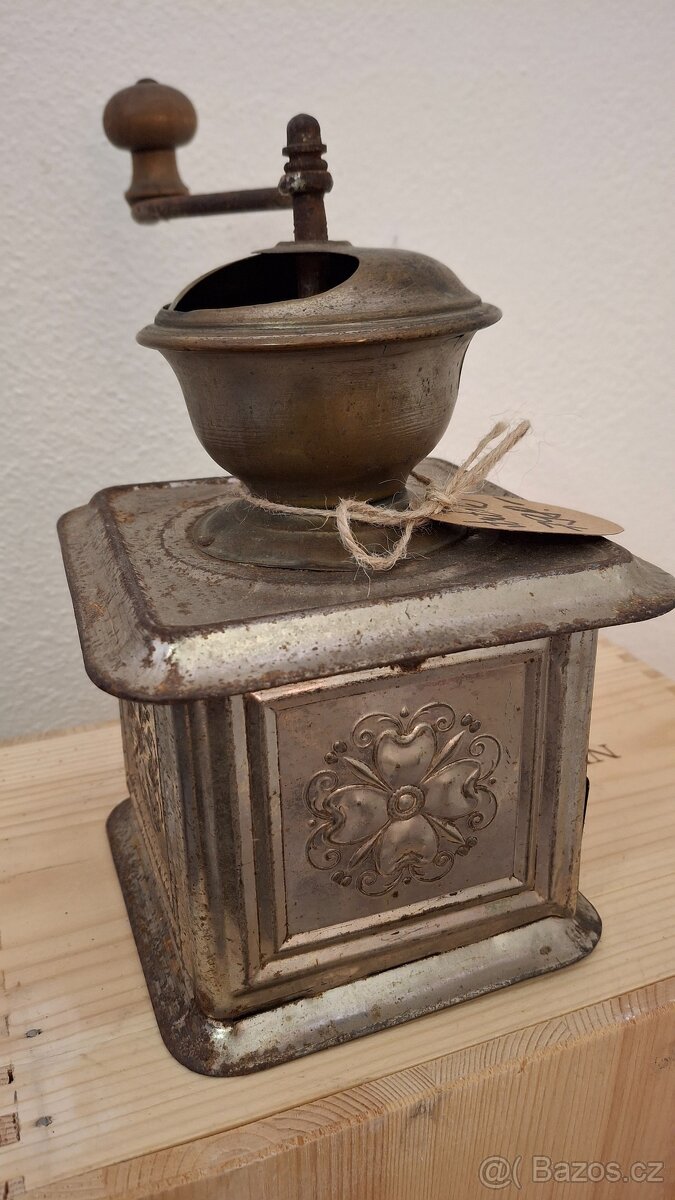 Starý kovový kafemlýnek - 3