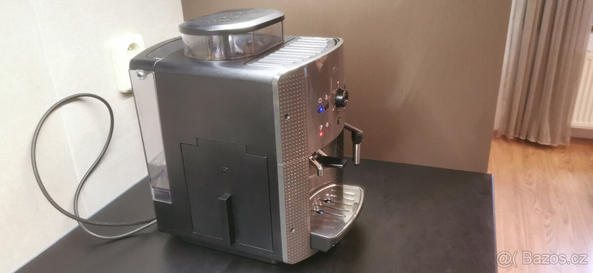Krups Essential EA81 - automatický kávovar - 3