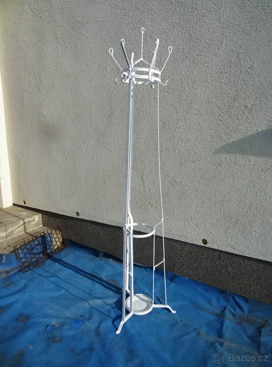 Věšák na kabáty , čepice a deštniky . - 3