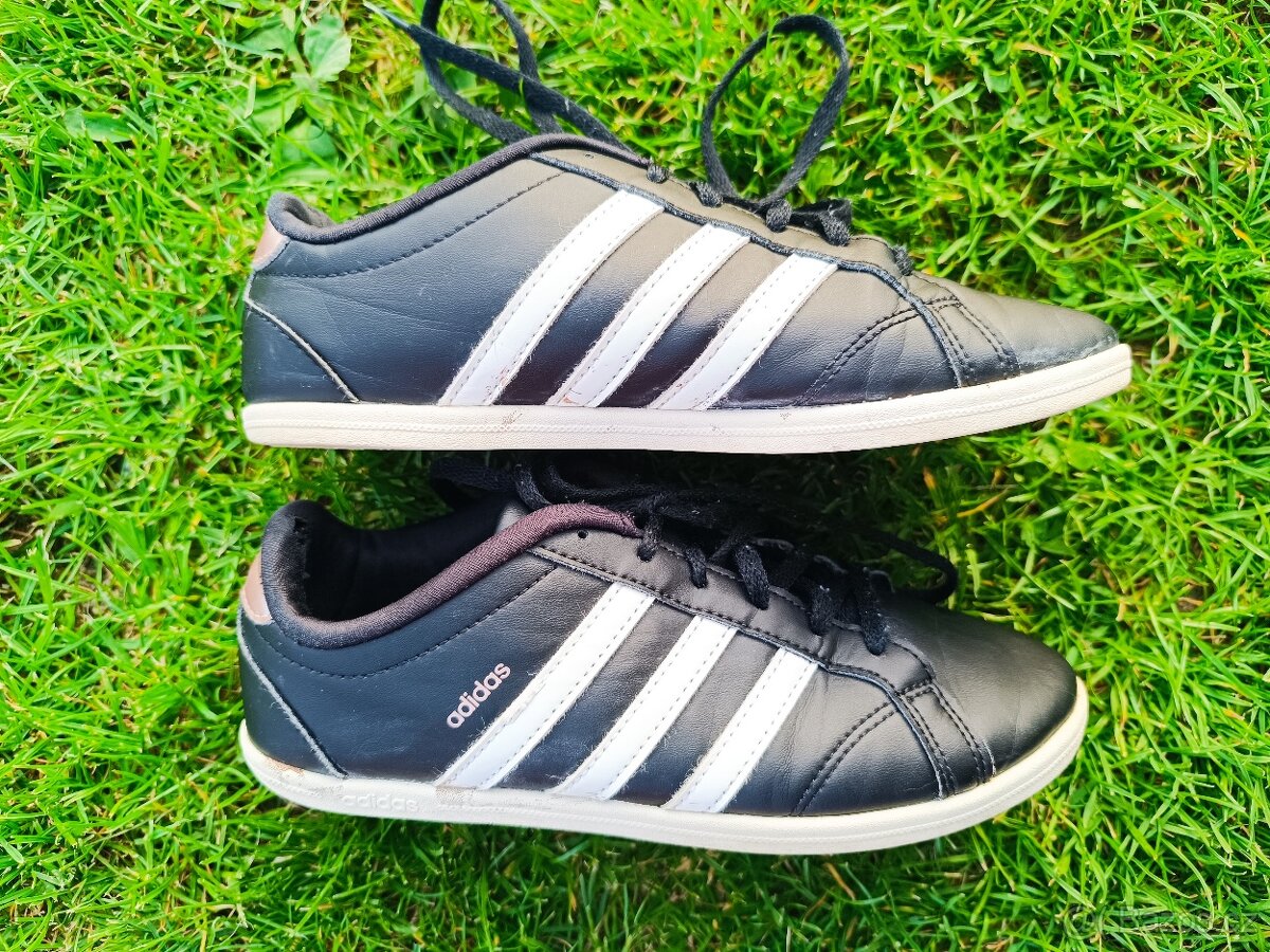 Dámské tenisky, pantofle a držák na mobil do auta - 3