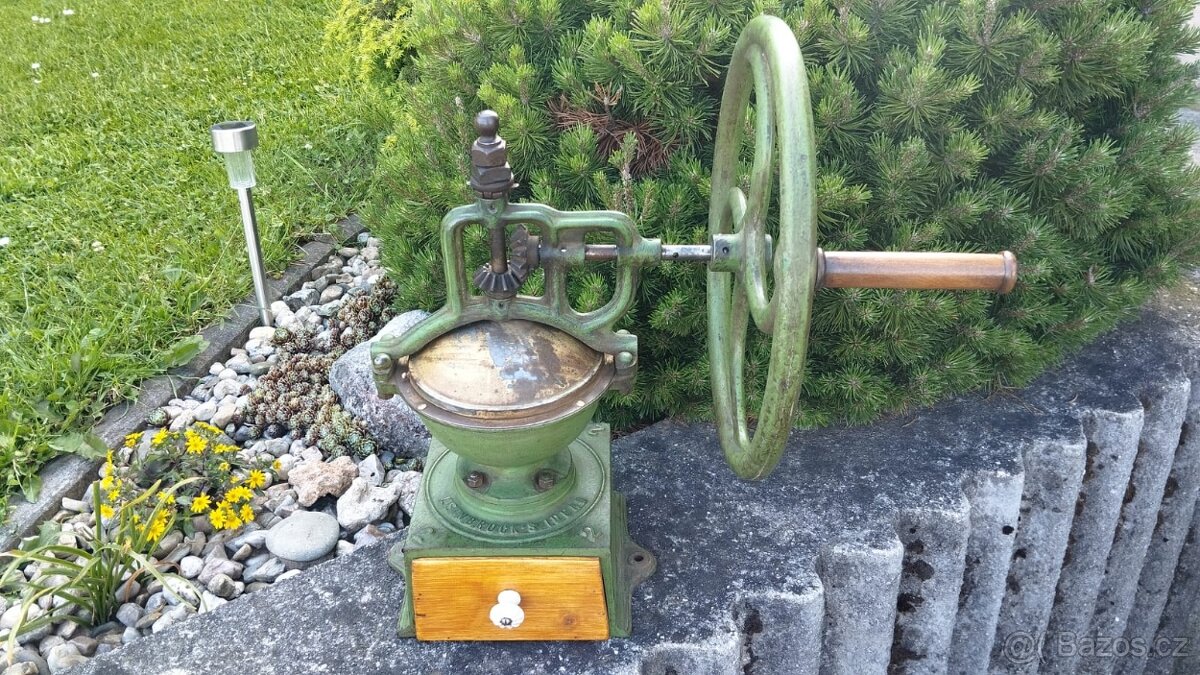 Velmi starý kupecký mlýnek IDEAL s rumpálem DOPRAVA 0,- - 3