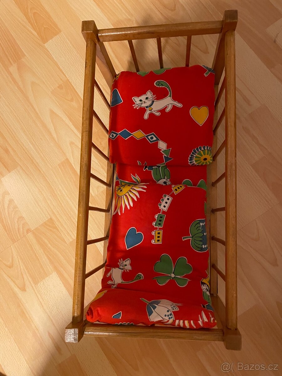 Dřevěná retro postýlka na kolečkách - 3