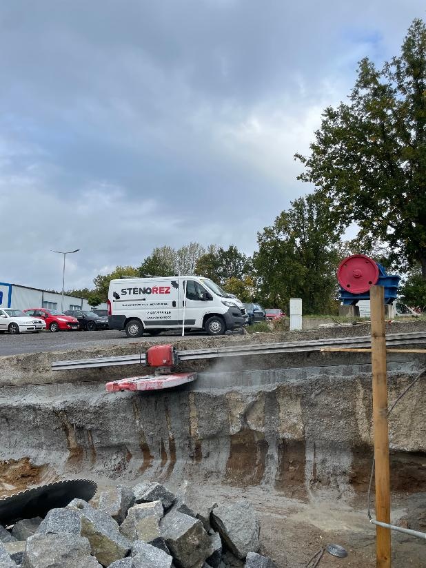 STĚNOVÉ ŘEZÁNÍ • AIRLESS MALOVÁNÍ • RENOVACE - 3