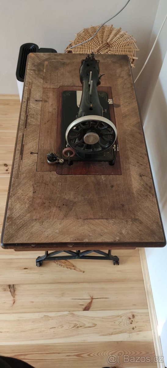 Historický šlapací šicí stroj / stůl Veritas - 3