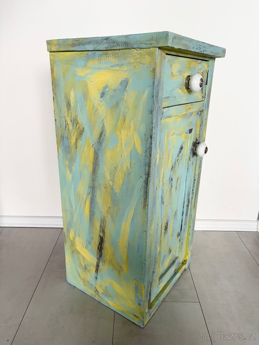 Dřevěná barevná skříňka - 3