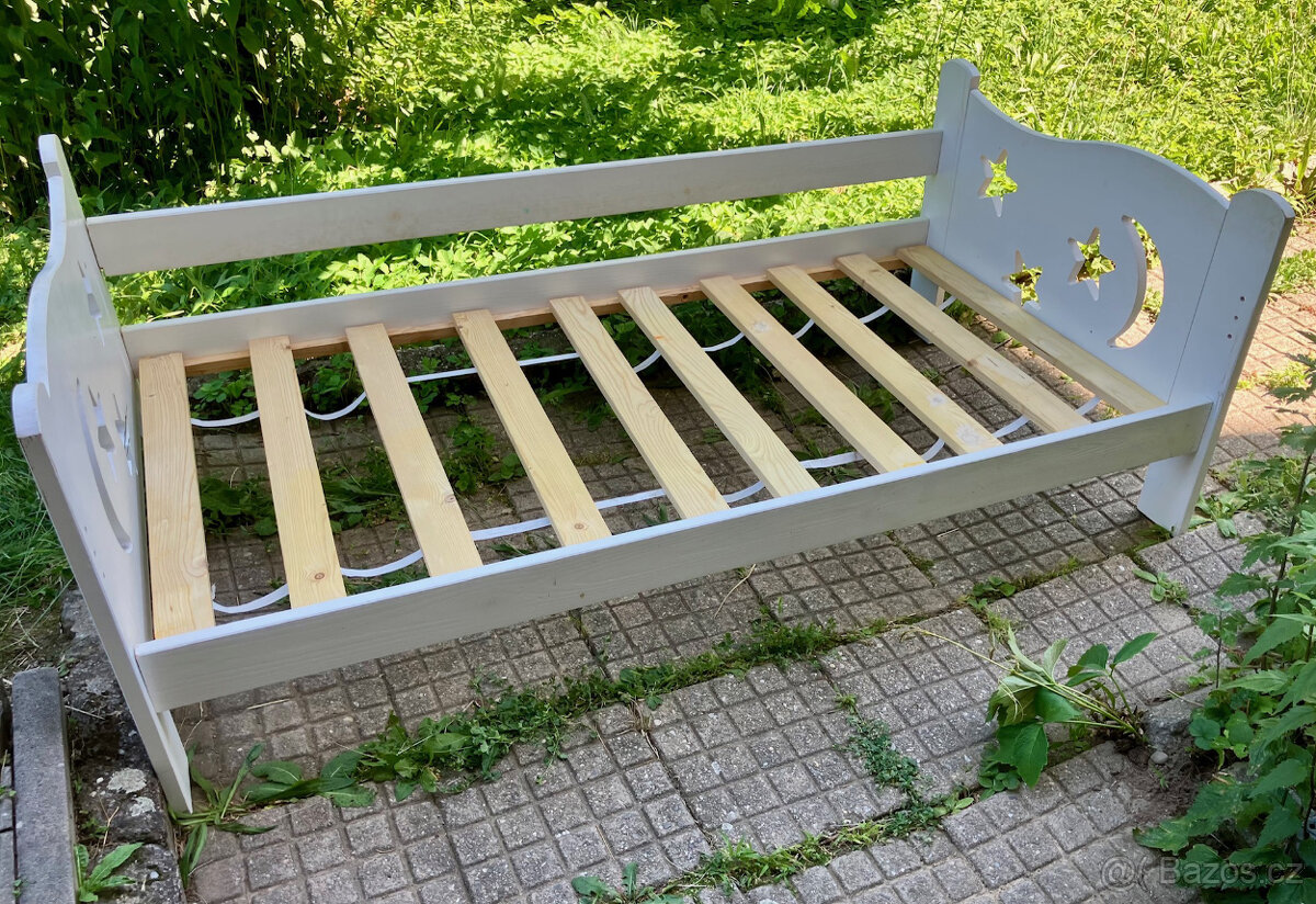 Dětská postel s roštem a bočnicí, bílá - 3