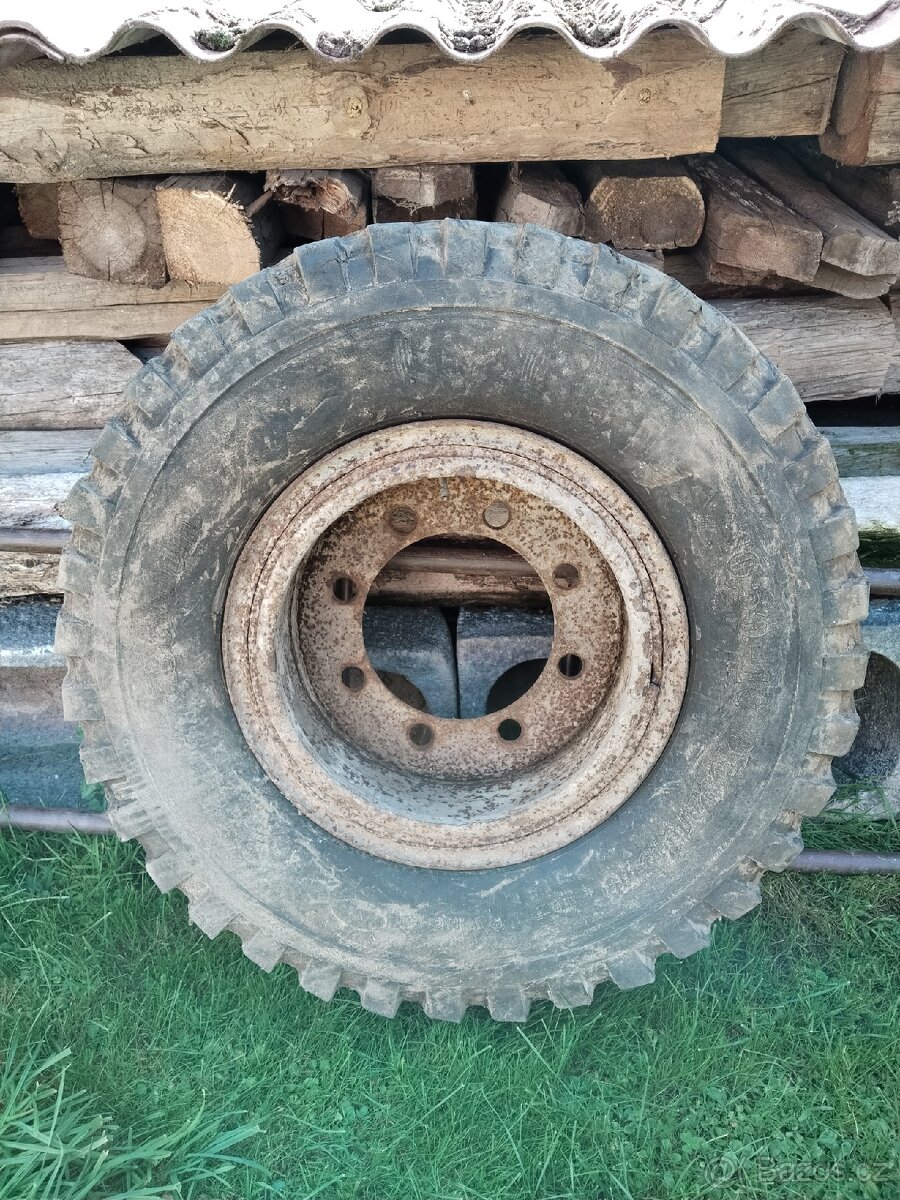 Pneu s diskem na vlek 7 t. - 3