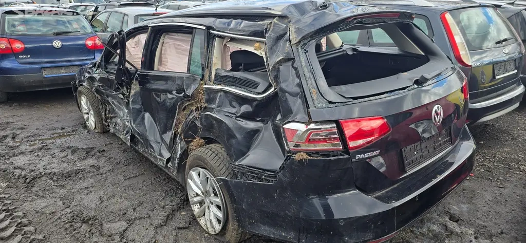 bouraný Volkswagen Passat B8 - 3