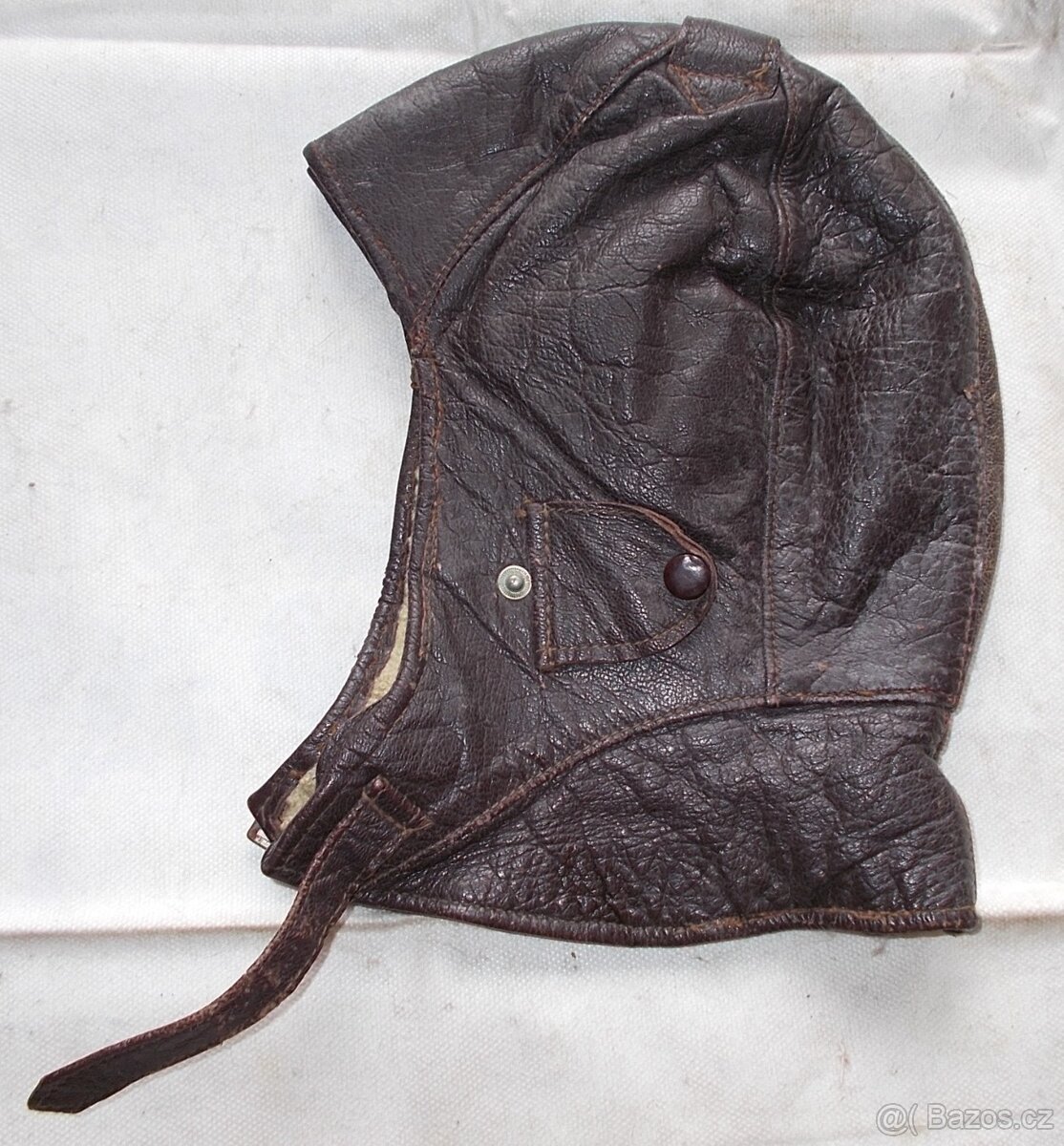 Stará, kožená motokukla. - 3